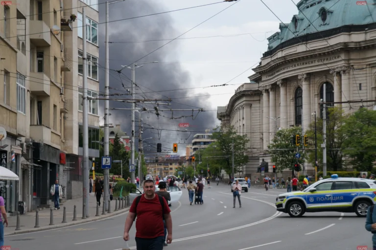 Локализиран пожар в изоставен склад в София, няма засегнати сгради