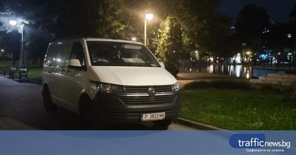 Микробус паркиран върху пешеходна алея в Цар Симеоновата градина