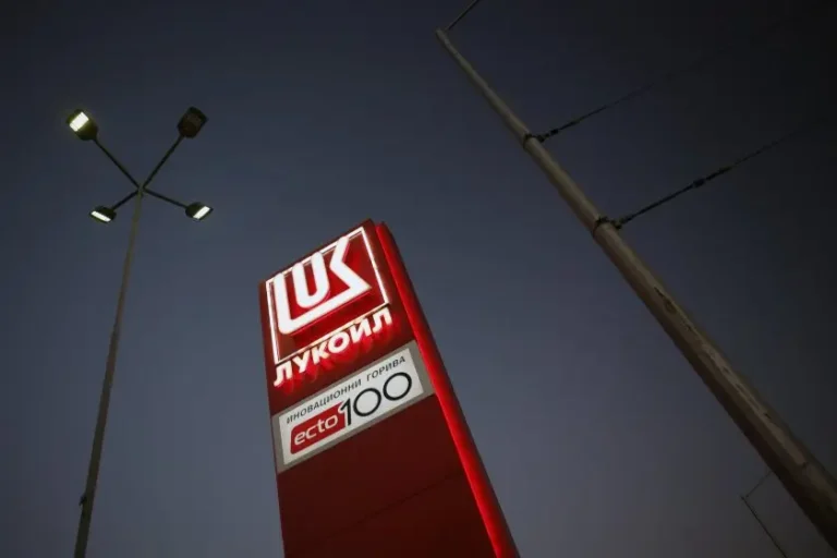 Ограничиха правомощията на особен управител в рафинерията на „Лукойл Нефтохим“
