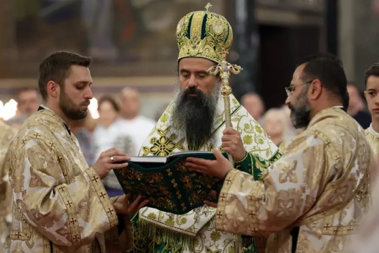 Патриарх Даниил отслужи тържествена литургия в катедралата „Св. Ал. Невски“ на Петдесетница