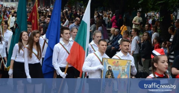 Шествие за Кирил и Методий затваря улици в Стария град