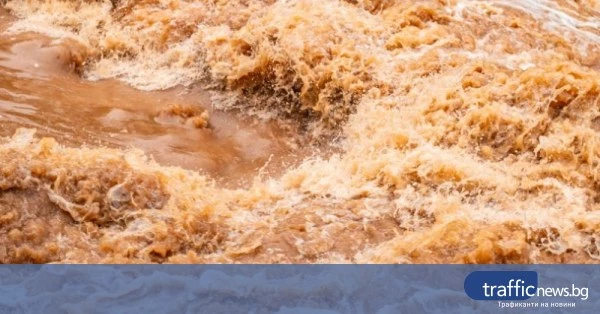 Стара река излезе от коритото си, повреди колектор край Карлово