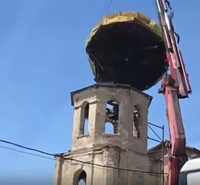 Куполът на храм „Св. Николай Мирликийски“ в Голема Раковица се срути при демонтаж