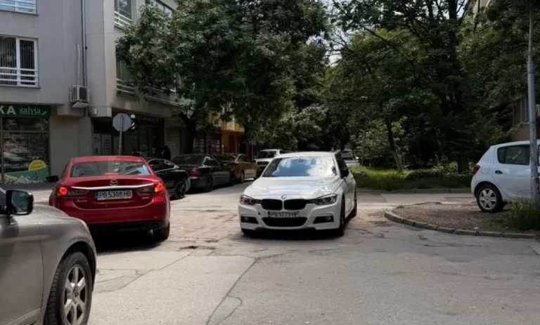 Бял седан и черен Mercedes блокираха пресечка в Кючук Париж, Пловдив