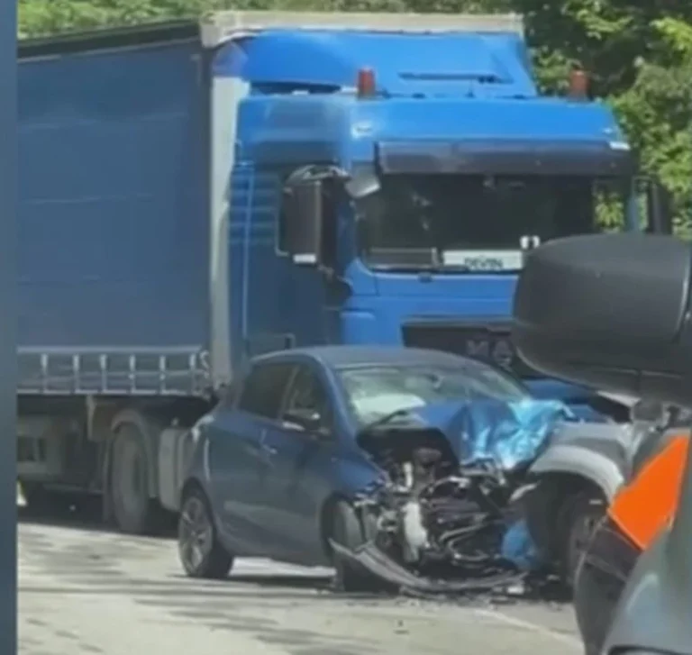 Мъж загина при челен сблъсък край Нареченски бани