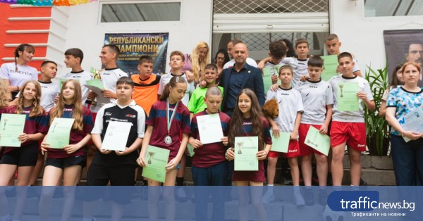 Кметът Костадин Димитров награди ученици от ОУ „Душо Хаджидеков“