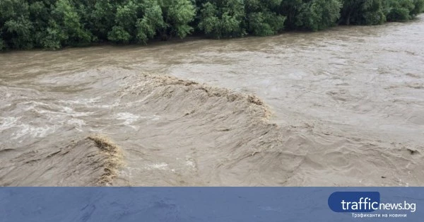 Река Черна преля и наводни село Тича
