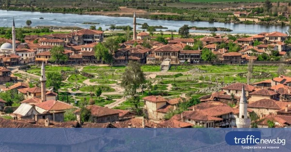Рядка фотография показва планирането и изграждането на Градската градина на Пловдив