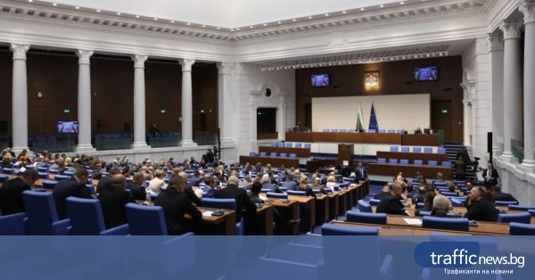 Парламентът ще обсъди замразяване на депутатските заплати и палежа в Скопие