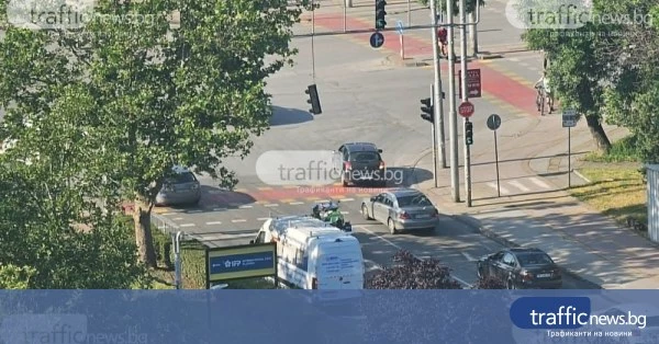 Светофар увисна на кабела си на оживено кръстовище в Пловдив