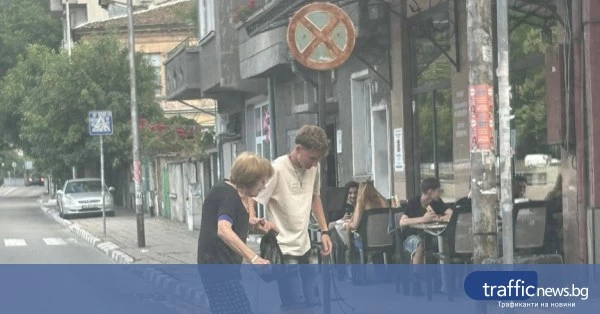 Тийнейджър помогна на възрастна жена да пресече улица в Асеновград
