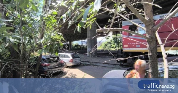 Автомобил блокира движението на товарен влак в индустриална зона в Пловдив