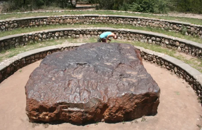 share_misteriiata-meteorita-hoba-kak-60-tona-020