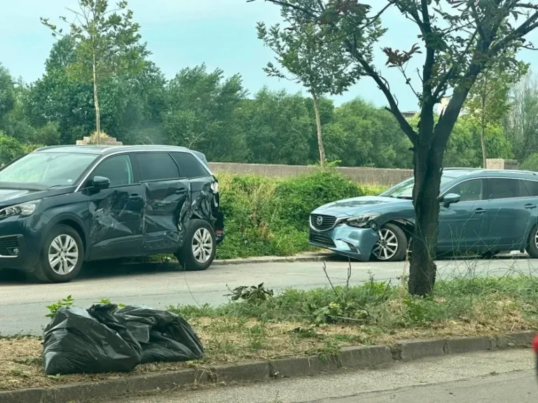 Две леки коли с тежки щети след сблъсък на бул. „Марица“ в Пловдив