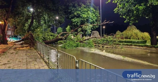 Пловдив под вода след мощна буря, основни булеварди са блокирани