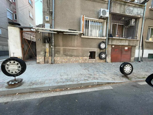 Вулканизатор запазва паркоместа с автомобилни гуми в центъра на Пловдив
