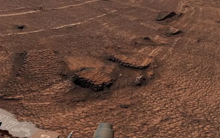Марсоходът Curiosity засне многоъгълни образувания на Марс