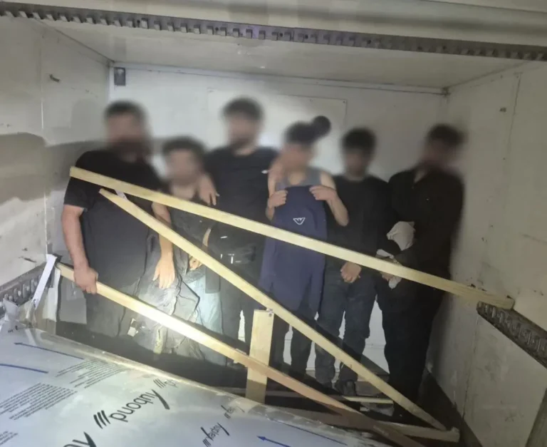 Полицията задържа 8 мигранти, укрити в тайник на микробус