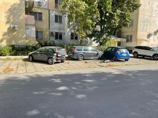 БМВ помете три паркирани автомобила пред блок 82 в „Тракия“